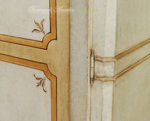 Armadietto da camera in legno massello dipinto a mano stile classico